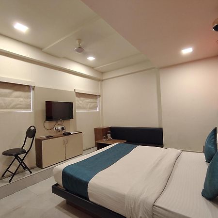 Hotel Avadh Palace, Subhash Bridge, Rto Circle, 阿穆达巴 外观 照片