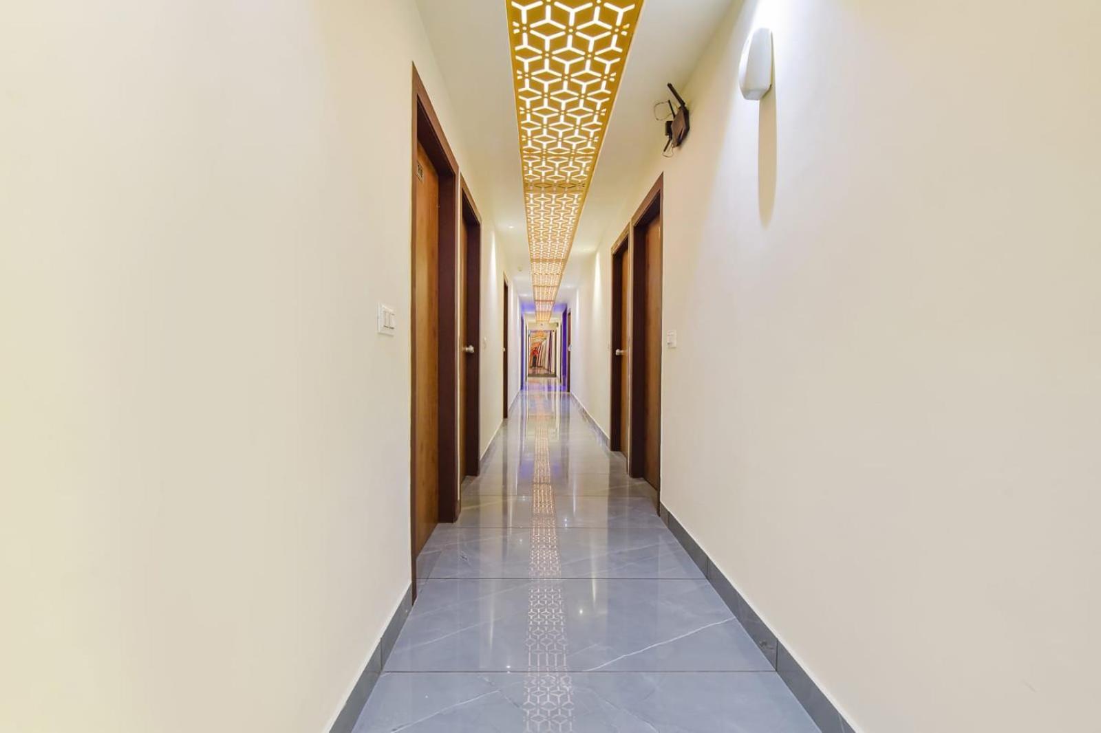 Hotel Avadh Palace, Subhash Bridge, Rto Circle, 阿穆达巴 外观 照片