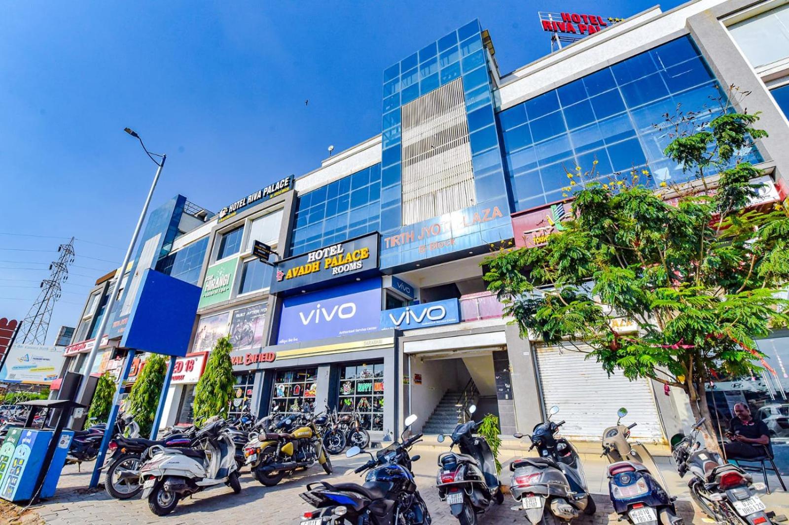 Hotel Avadh Palace, Subhash Bridge, Rto Circle, 阿穆达巴 外观 照片