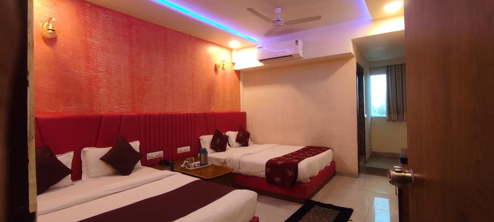 Hotel Avadh Palace, Subhash Bridge, Rto Circle, 阿穆达巴 外观 照片