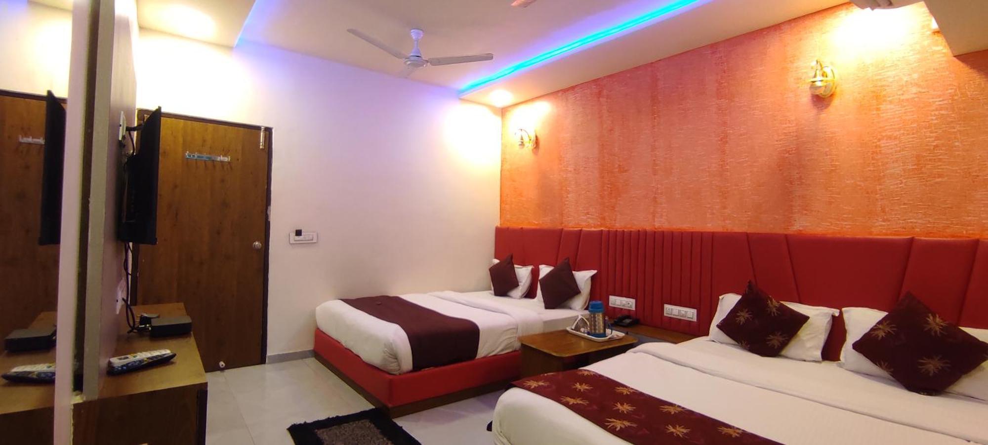 Hotel Avadh Palace, Subhash Bridge, Rto Circle, 阿穆达巴 外观 照片