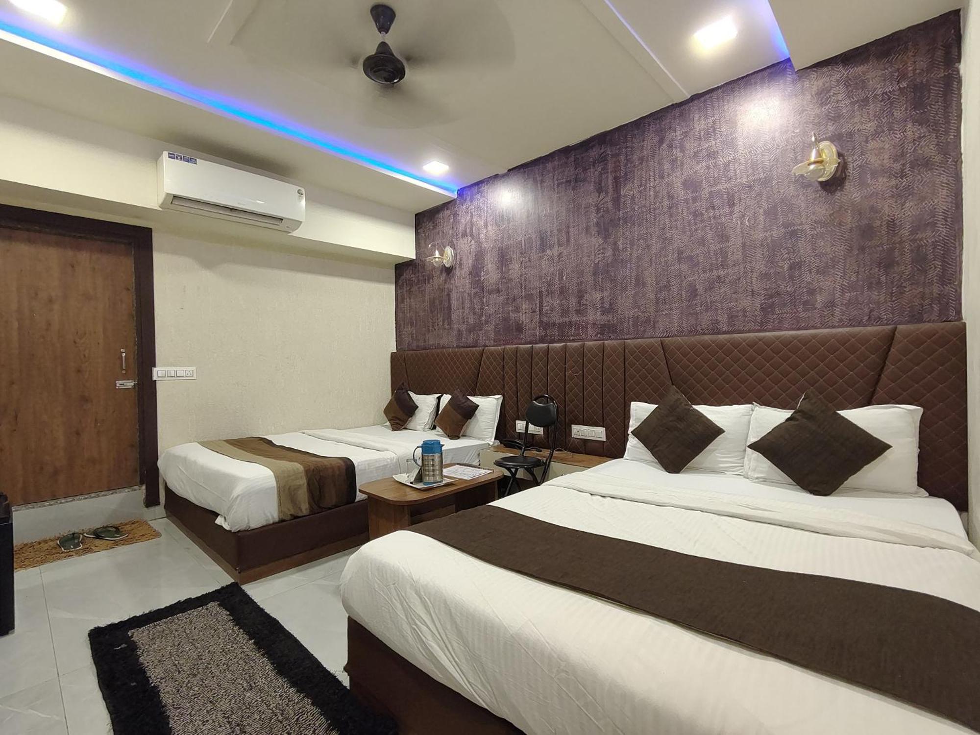 Hotel Avadh Palace, Subhash Bridge, Rto Circle, 阿穆达巴 外观 照片