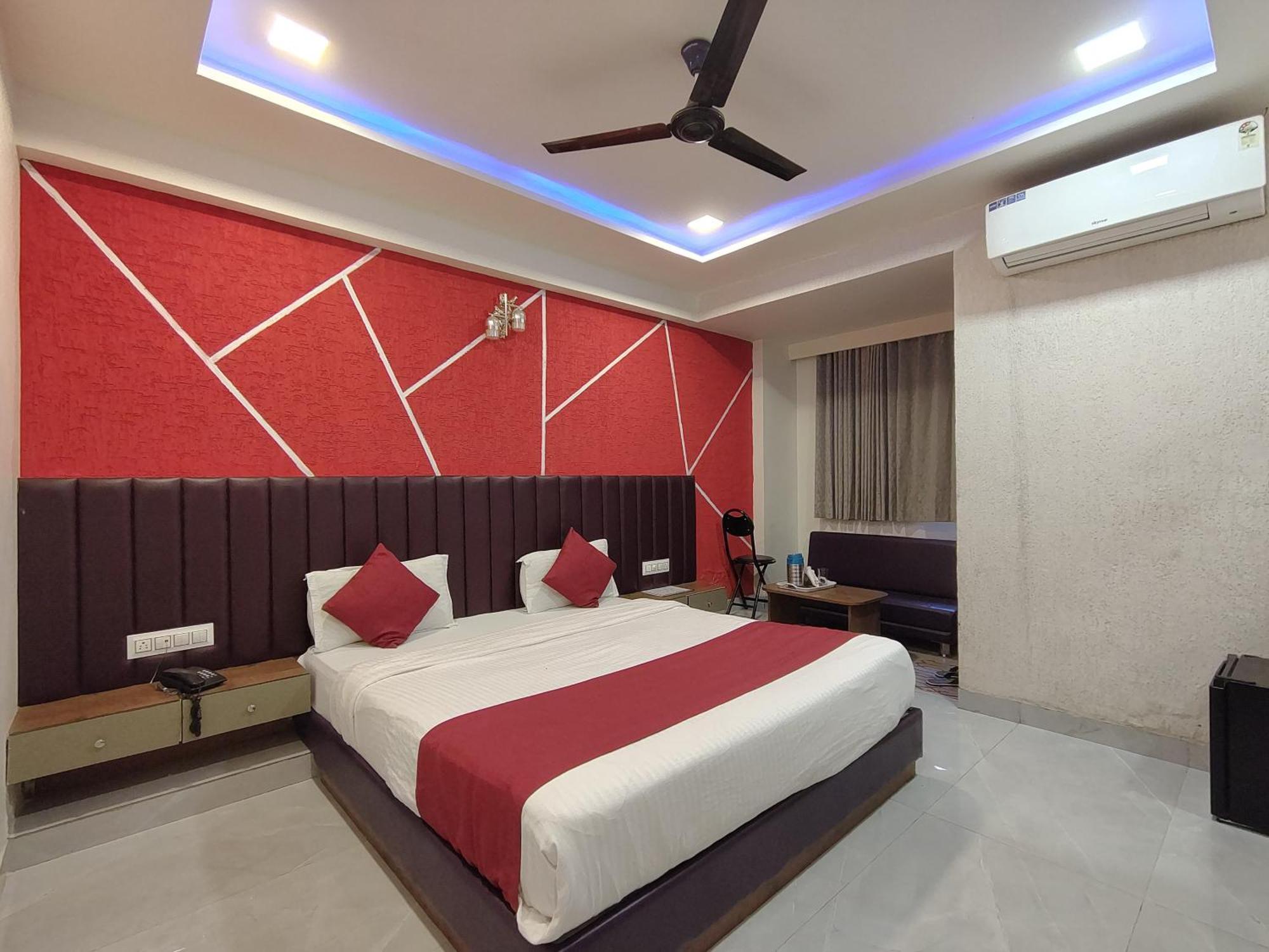 Hotel Avadh Palace, Subhash Bridge, Rto Circle, 阿穆达巴 外观 照片