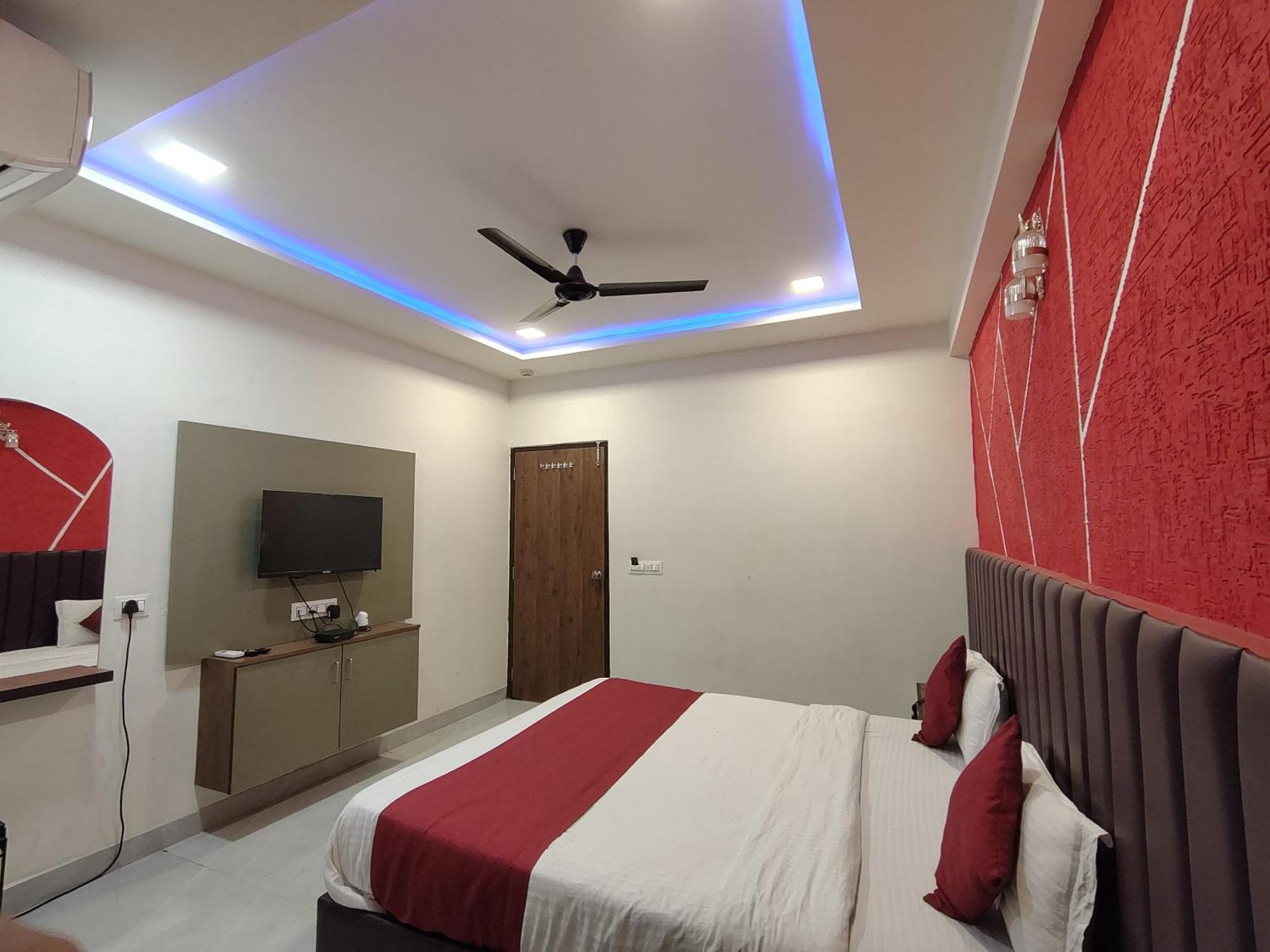 Hotel Avadh Palace, Subhash Bridge, Rto Circle, 阿穆达巴 外观 照片
