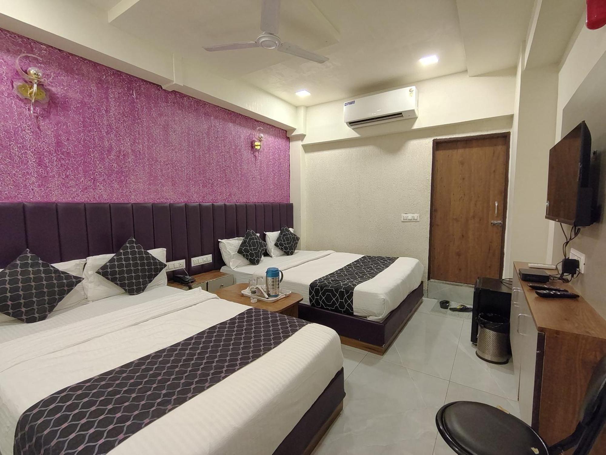 Hotel Avadh Palace, Subhash Bridge, Rto Circle, 阿穆达巴 外观 照片
