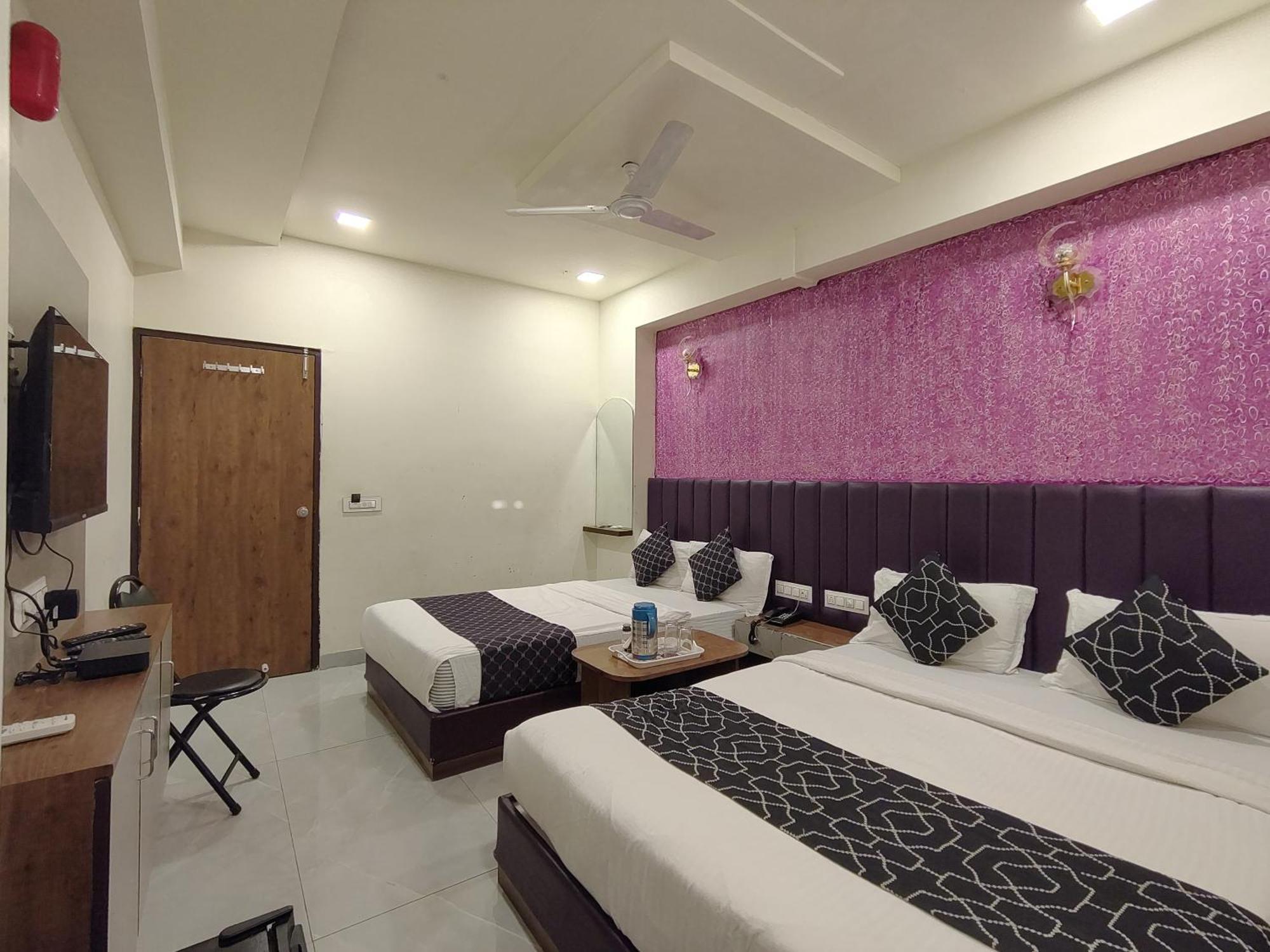 Hotel Avadh Palace, Subhash Bridge, Rto Circle, 阿穆达巴 外观 照片