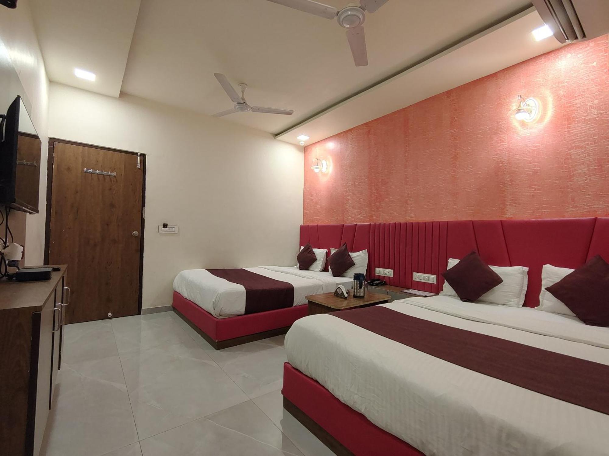 Hotel Avadh Palace, Subhash Bridge, Rto Circle, 阿穆达巴 外观 照片