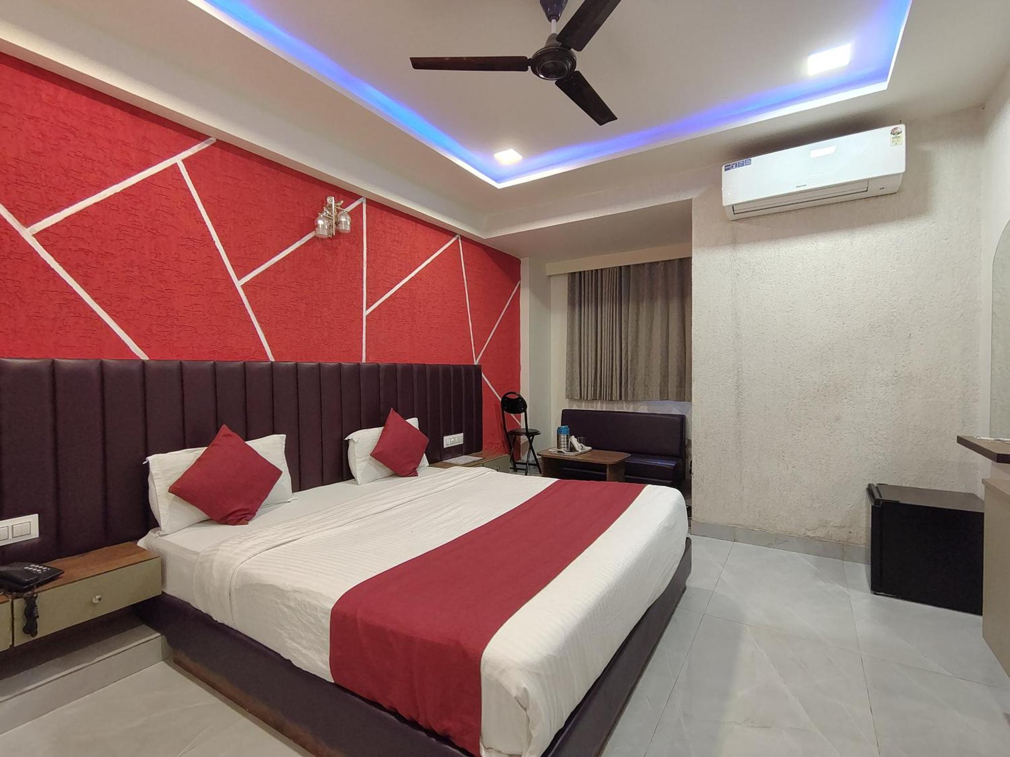 Hotel Avadh Palace, Subhash Bridge, Rto Circle, 阿穆达巴 外观 照片