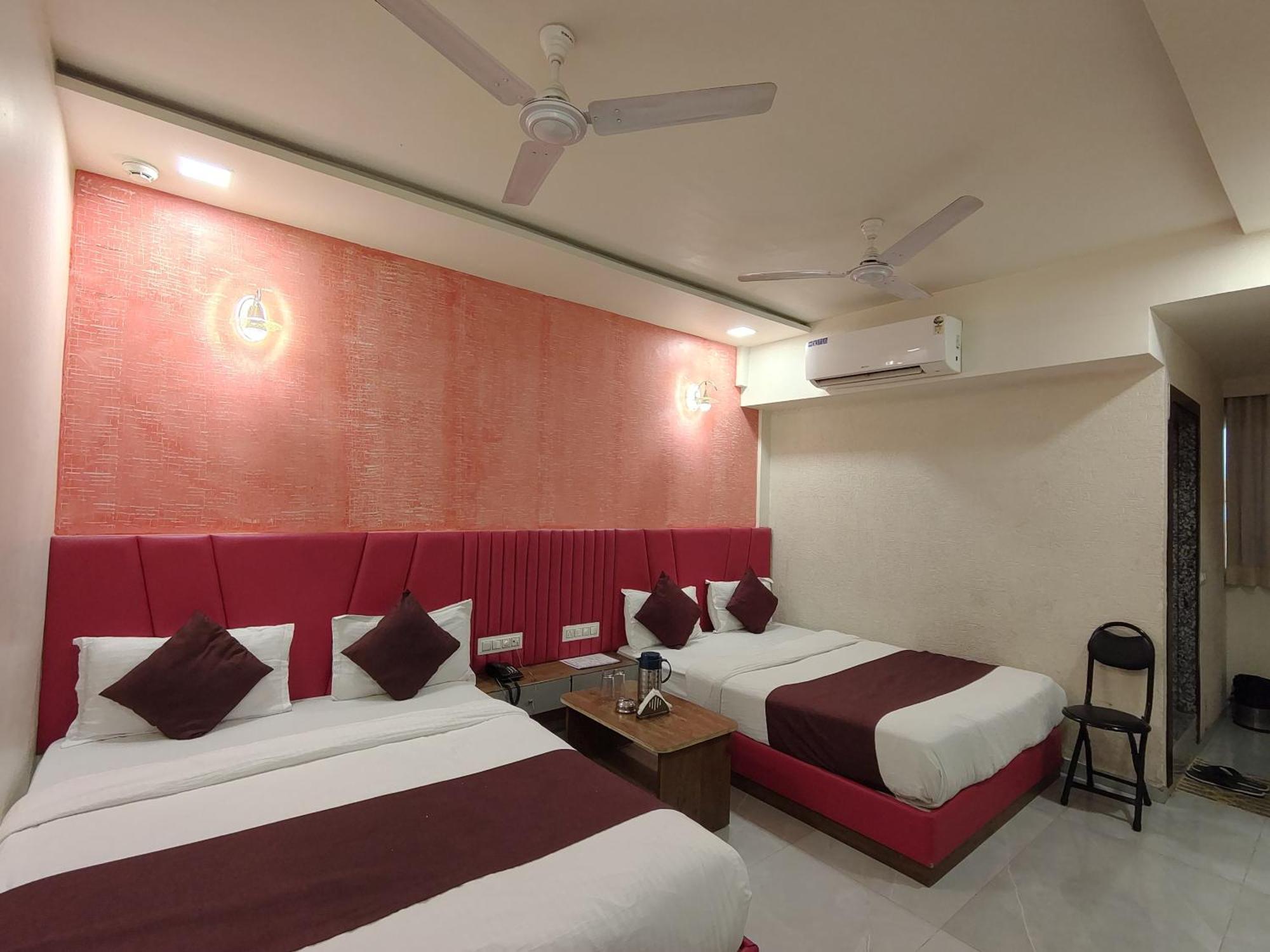 Hotel Avadh Palace, Subhash Bridge, Rto Circle, 阿穆达巴 外观 照片