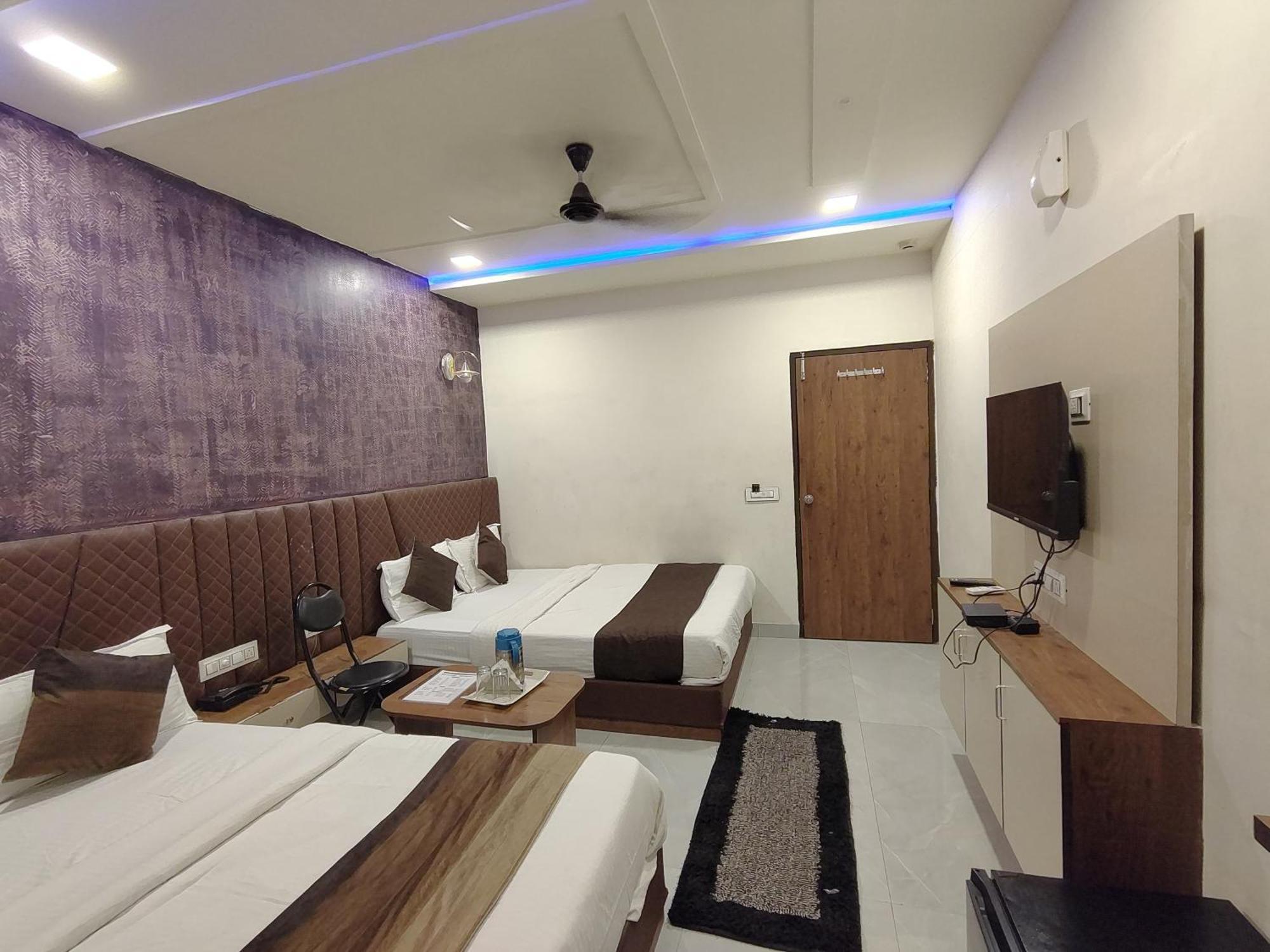 Hotel Avadh Palace, Subhash Bridge, Rto Circle, 阿穆达巴 外观 照片