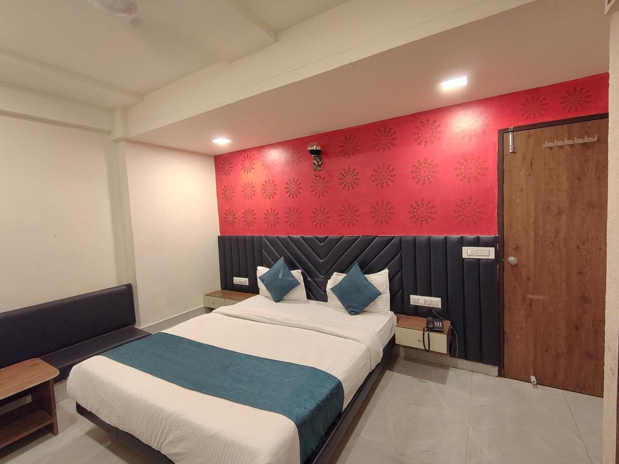 Hotel Avadh Palace, Subhash Bridge, Rto Circle, 阿穆达巴 外观 照片