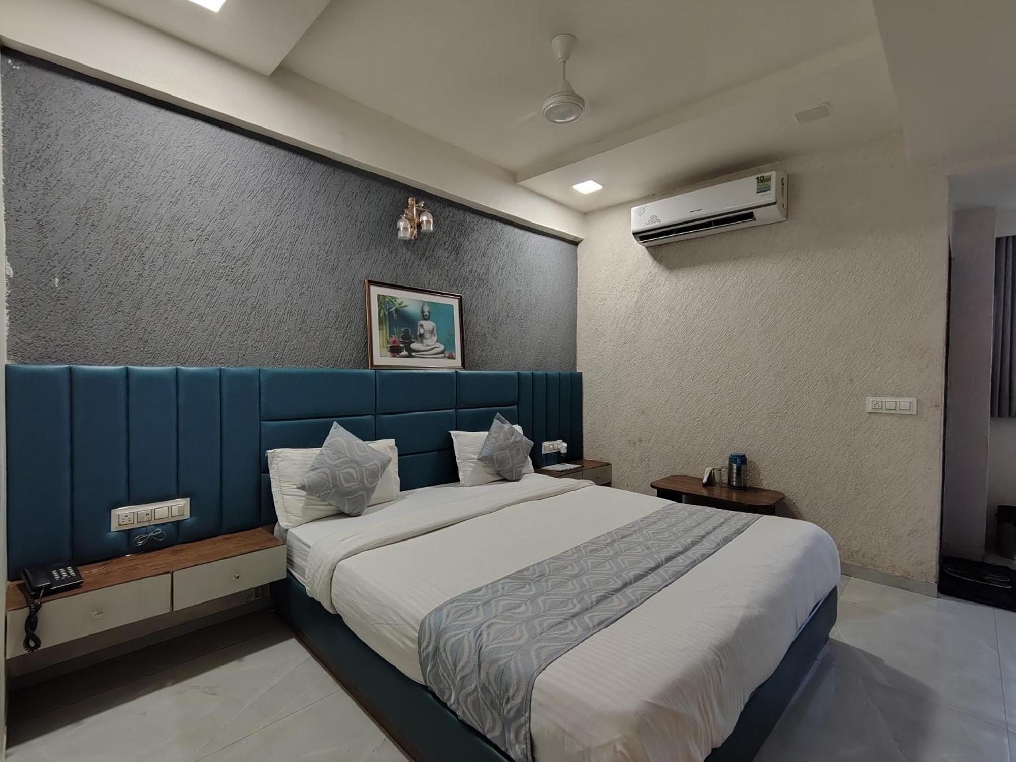 Hotel Avadh Palace, Subhash Bridge, Rto Circle, 阿穆达巴 外观 照片