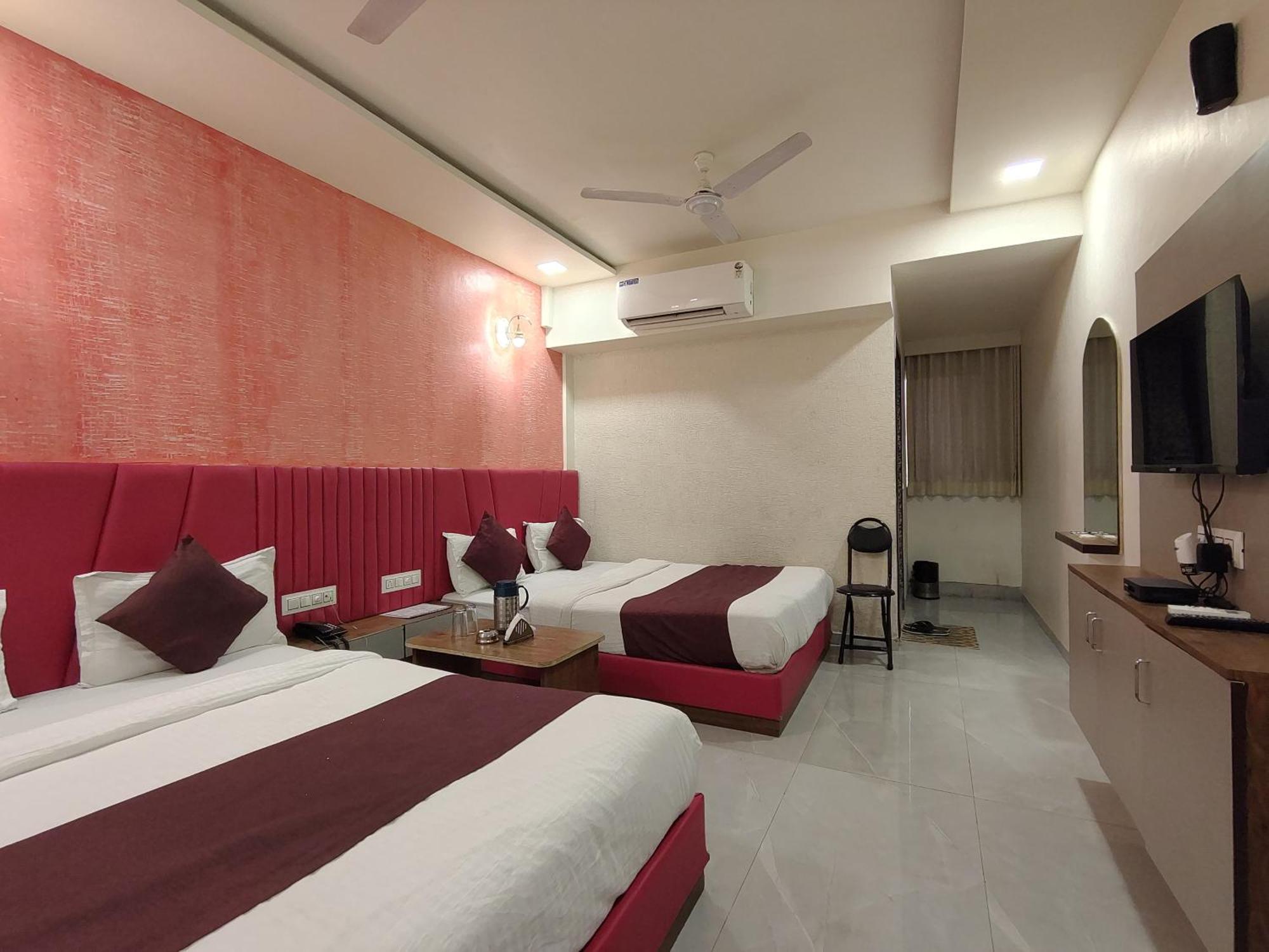 Hotel Avadh Palace, Subhash Bridge, Rto Circle, 阿穆达巴 外观 照片